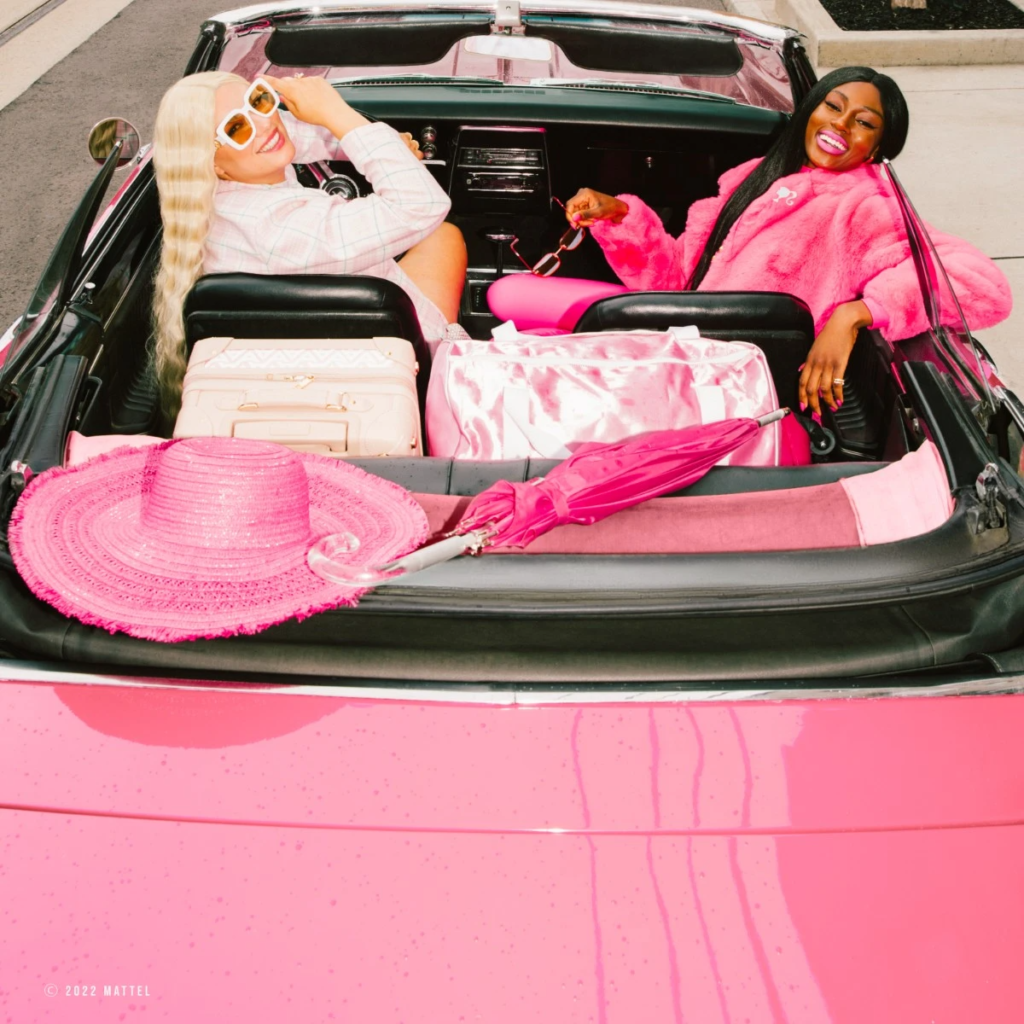 Preparati per la collezione Hilary MacMillan x Barbie – È CARINO!